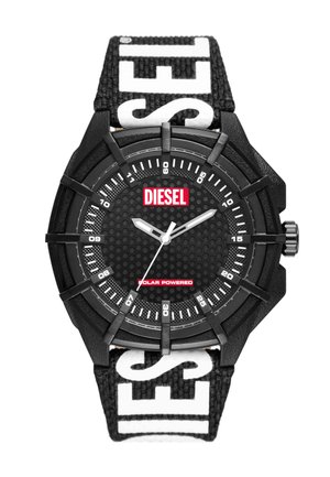 Montre-bracelet noire Diesel avec cadran texturé, aiguilles blanches pour les heures et les minutes, texte rouge "Diesel" et « Solar Powered », bracelet noir avec grandes lettres blanches.