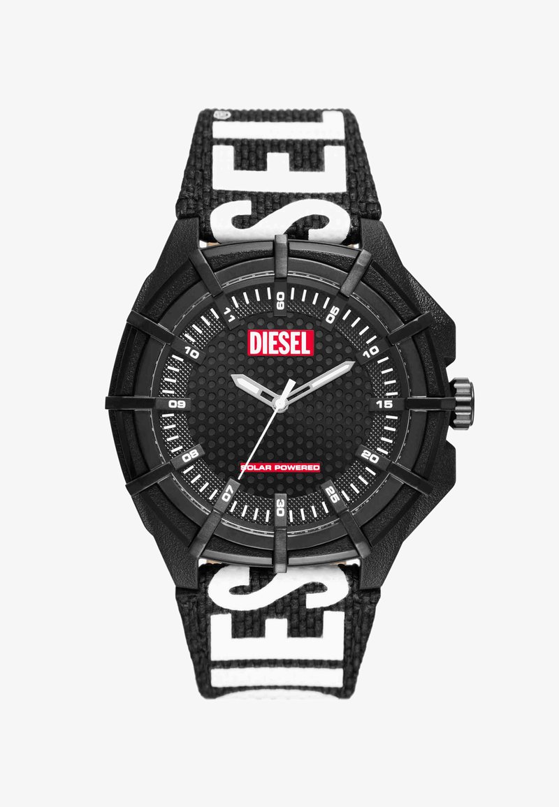 Schwarze Diesel-Armbanduhr mit strukturiertem Zifferblatt, weißen Stunden- und Minutenzeigern, rotem "Diesel" und "Solar Powered" Schriftzug und schwarzem Armband mit großen weißen Buchstaben.