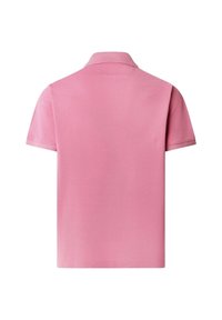 Polo à manches courtes rose uni vu de dos avec un col plié sur fond blanc.