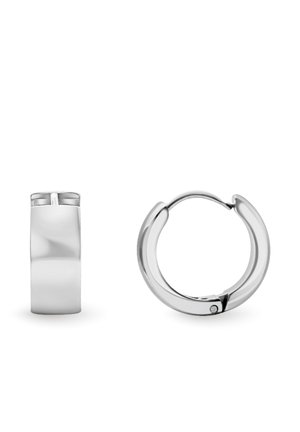 Orecchini a piccoli cerchio color argento con superficie liscia e lucida, esposti affiancati su uno sfondo bianco.