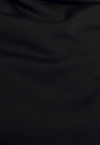 Tessuto nero con una superficie liscia e leggermente testurizzata, caratterizzato da pieghe e contorni sottili. Adatto per diverse applicazioni di abbigliamento.