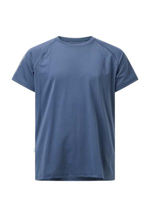 Garçon portant une veste noire, une chemise bleue, un short noir et des baskets, tenant une bouteille d'eau verte avec le logo "Swedemount", marchant en avant.