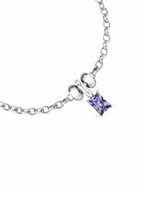Bracciale in argento con catena caratterizzato da una gemma quadrata a taglio principe di colore viola, con un design elegante e accenti arrotondati vicino al gancetto.