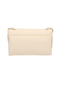 Borsa a mano in ecopelle beige con texture morbida, forma rettangolare, tracolla in catena dorata e costruzione senza soluzione di continuità. Nessun hardware visibile.