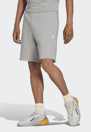 Pantaloni corti sportivi grigi in morbido misto cotone, dotati di una cintura elastica, tasche laterali e un piccolo logo bianco sulla coscia sinistra.