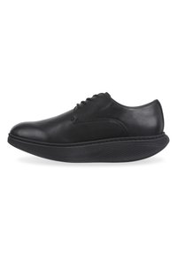 Scarpa di pelle nera con chiusura a lacci, punta tondeggiante e suola testurizzata e imbottita per il massimo comfort. Design elegante con dettagli minimi.