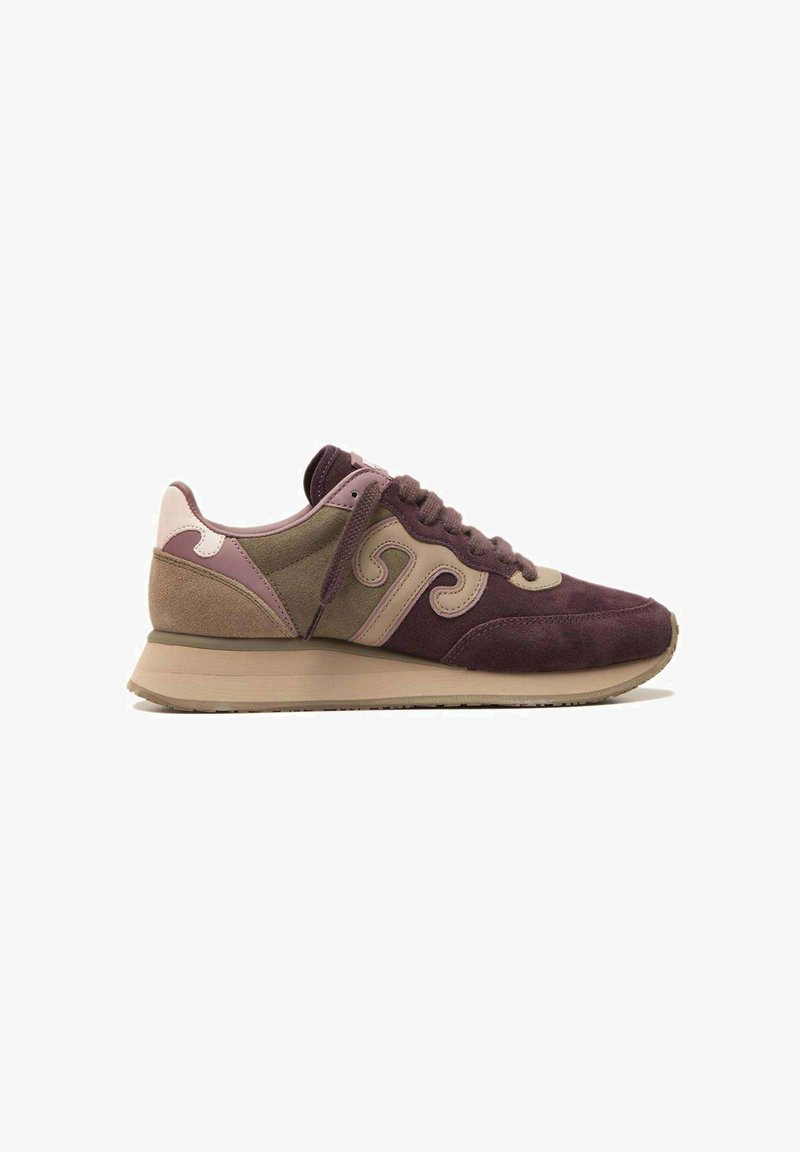 Sneaker low-top in tonalità di marrone e beige con pannelli in suede e pelle, chiusura con lacci e suola beige.
