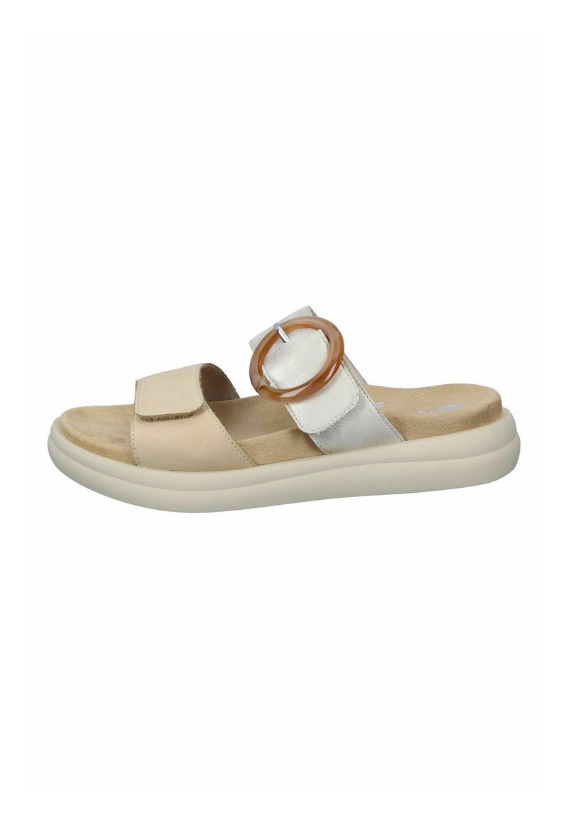 Sandale à glissière en beige et argent, avec une large lanière, un détail de boucle circulaire, une semelle intérieure en suède douce et une semelle épaisse et flexible.