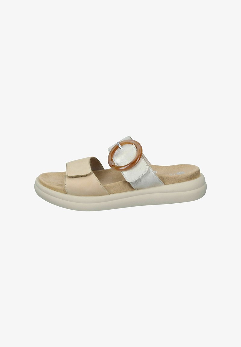 Slide-sandalen in beige en zilver, met een brede strap, cirkelvormige gesp detail, zachte suède binnenzool en een dikke, flexibele zool.