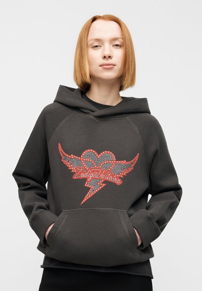 Σκούρα γκρι φούτερ με μια μεγάλη κόκκινη και ασημί καρδιά από στρας και γραφικό ενός κεραυνού. Διαθέτει τσέπη μπροστά και ρυθμιζόμενο κουκούλα.