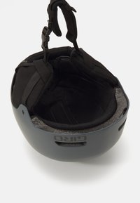 Elmetto grigio con una superficie liscia e imbottitura interna. Include cinturini regolabili e una fodera in rete per la ventilazione. Logo del marchio ben visibile.
