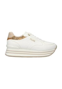 Sneaker bianco con una finitura testurizzata, dotata di un pannello beige a motivo sul tallone e di una suola piattaforma a righe per un'altezza maggiore.