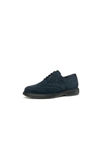 Scarpe oxford in suede blu navy da uomo con suola in gomma nera e chiusura con lacci su sfondo bianco.