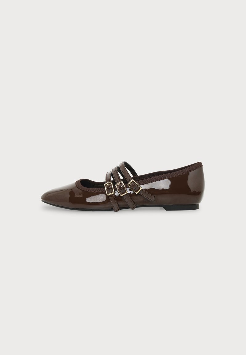 Chaussure plate en cuir verni marron avec bout pointu et trois brides ajustables à boucle sur le côté, vue du profil extérieur.