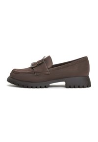 Mocassin marron avec une tige texturée, un accent en métal argenté et une semelle en caoutchouc épaisse dotée de rainures antidérapantes. Design simple et épuré.