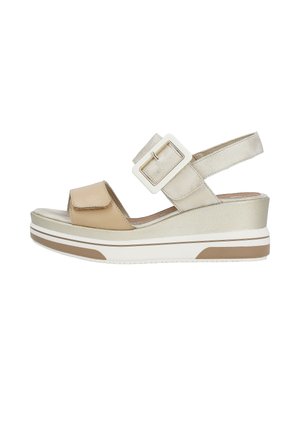 Beige og taupe kvinders kile-sandal med brede justerbare stropper, hvid spænde og hvid og tan gummisål.