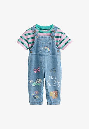Salopete din denim pentru copii, cu imprimeuri colorate de animale și flori, asortate cu un tricou cu mâneci scurte în dungi roz și verzi.