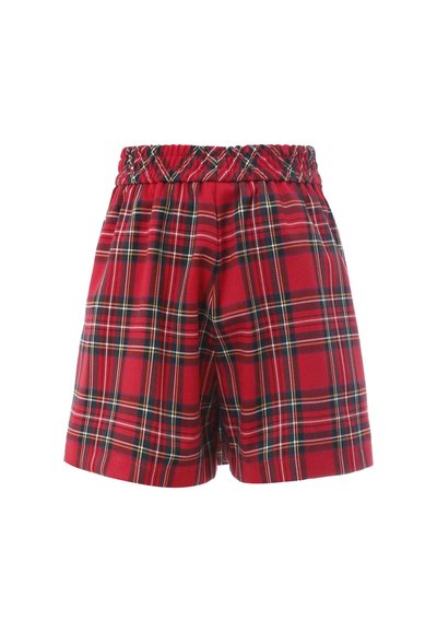 Shorts à carreaux rouges avec une taille élastique, fabriqués en tissu léger avec des lignes de accent noir et jaune. Avant plat et coupe décontractée.