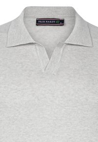 Polo de color gris claro con un cuello texturizado, diseño de escote en V y etiqueta de marca que presenta "FELIX HARDY" en negro y verde.