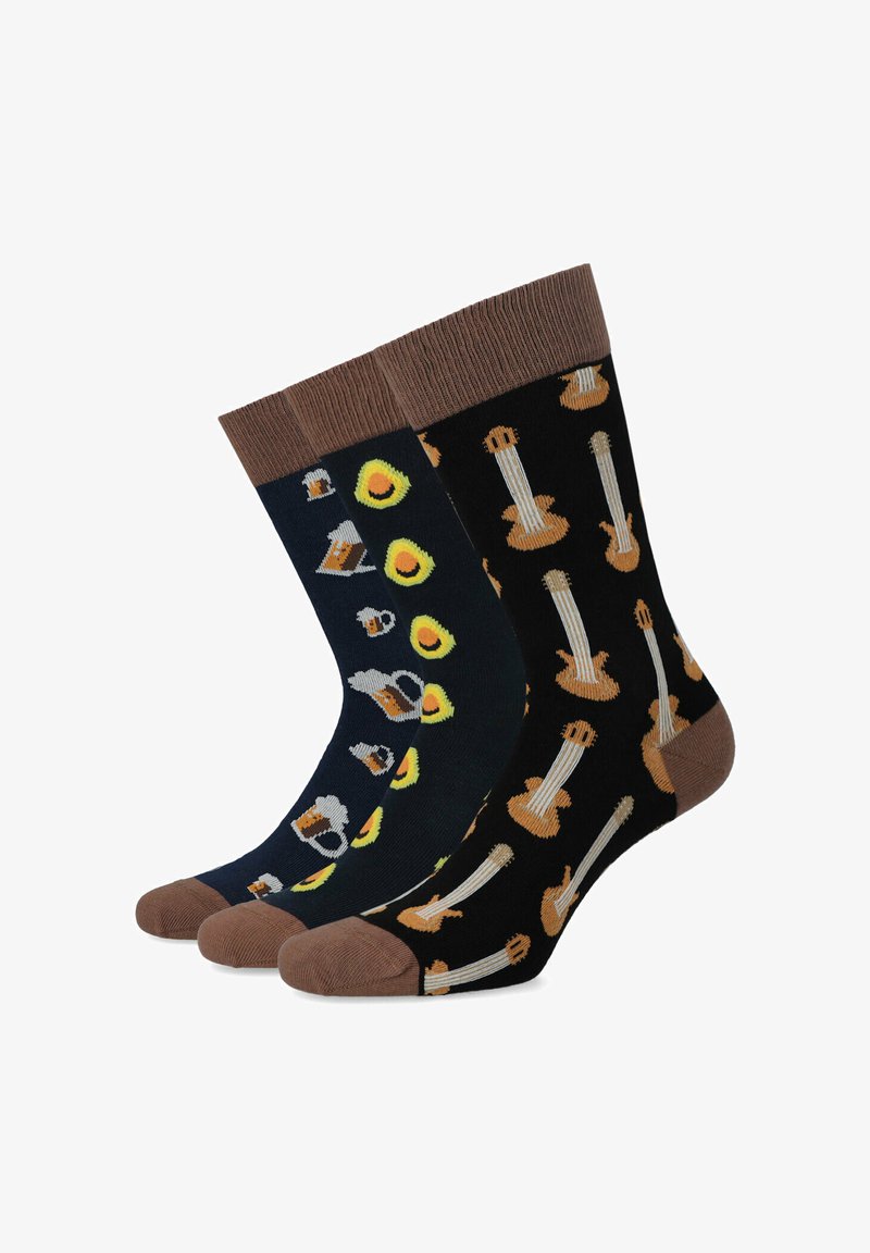 Trzy pary skarpetek: ciemnoniebieskie z kuflami piwa i awokado oraz czarne z gitarami. Każda ma brązowy mankiet i palce. Wykonane z mieszanki bawełny.