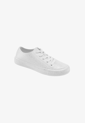 Witte lage sneaker met vetersluiting, rubberen zool en een gestructureerd oppervlak, iets schuin naar rechts geplaatst op een witte achtergrond.