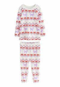 Zweiteiliges Schlafanzug-Set mit einem Langarmoberteil und Leggings. Beide sind weiß mit pinken und roten Herzen und Schleifen in einem geometrischen Muster.