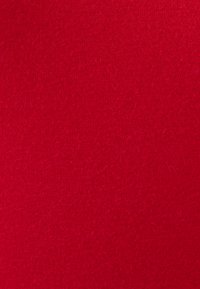 Tessuto elastico rosso con una texture liscia e un fine motivo a righe, ideale per capi d'abbigliamento come top o abiti.