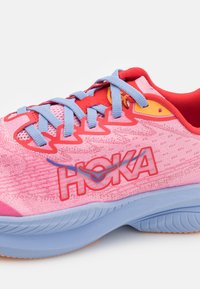 HOKA MACH 6 UNISEX - Väglöparskor - peony/cerise