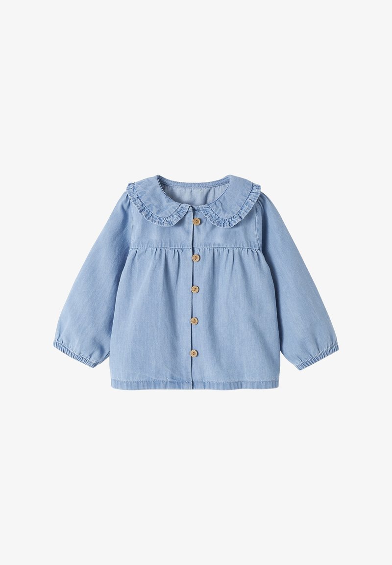 Chemise bébé bleu clair à manches longues avec col Claudine froncé et cinq boutons en bois sur le devant.