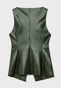 Top senza maniche di colore verde scuro, realizzato in pelle liscia, con un design aderente e un dettaglio sul retro spaccato. Linee pulite e stile minimalista.