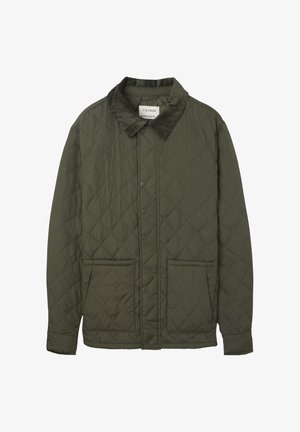 Chaqueta acolchada de color verde oliva con cuello de pana, cierre frontal de broches y dos bolsillos delanteros. Presenta un diseño texturizado y acolchado.