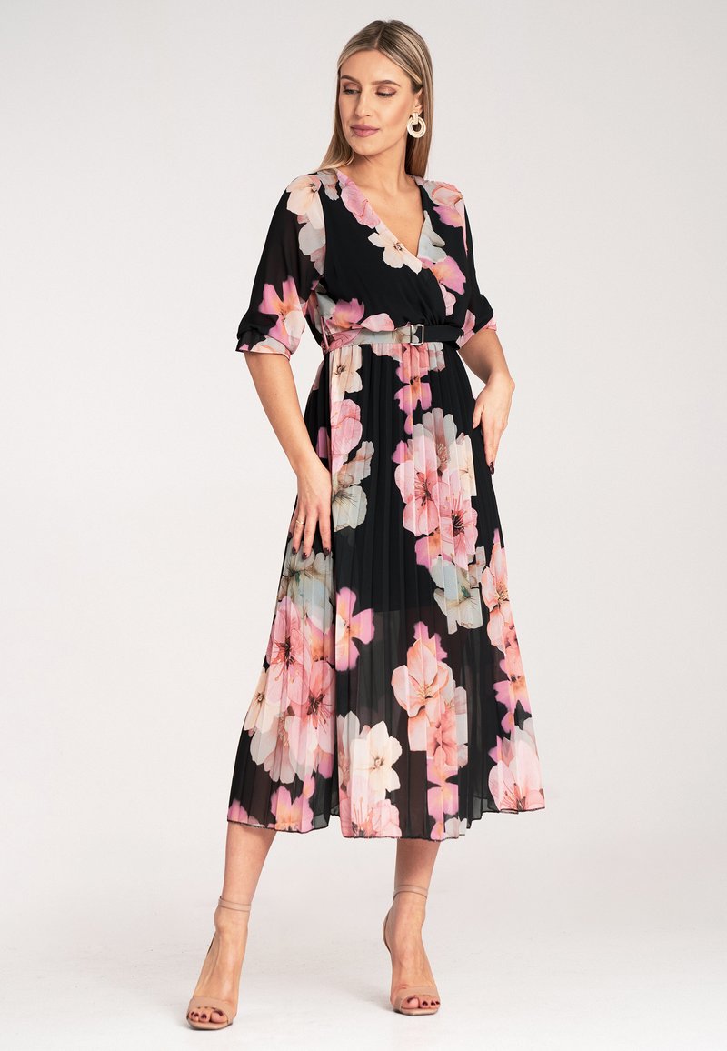 Luźna czarna sukienka z dużym różowym i białym kwiatowym wzorem, plisowany krój, dekolt w serek oraz krótkie rękawy, taliowana paskiem.