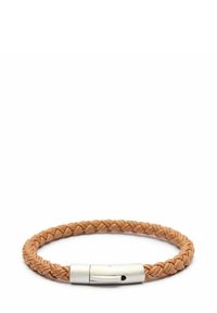Flätad läderarmband i ljusbrun med en slät, silverfärgad metallspänne som har en liten öppning för att säkra armbandet.