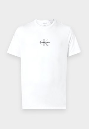 Vit kortärmad t-shirt med rund hals med "cK Calvin Klein"-logotyp tryckt i svart och grått centrerat på bröstet.