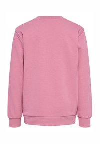 Różowa, gładka bluza z długim rękawem, z prążkowanymi mankietami i dołem, prezentowana od tyłu na białym tle.