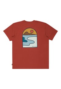 Czerwona bawełniana koszulka z krótkim rękawem, z grafiką na plecach przedstawiającą malowniczy krajobraz gór, wody i słońca w kolorze żółtym i niebieskim.