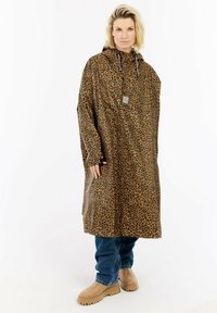 Waterdichte poncho met luipaardprint en een capuchon, met lange mouwen, strakke koordjes en een logo patch. Draag het over blauwe jeans en laarzen.