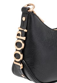 Borsa a mano in pelle nera con finitura testurizzata, dettagli in hardware dorato e un logo prominente sul manico. Forma curvata.