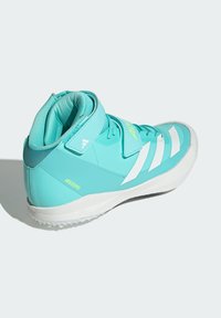 Scarpa sportiva alta color turchese con strisce bianche, cinturino in Velcro e pannelli testurizzati per una migliore aderenza, contrassegnata con il marchio giallo "ADIZERO".