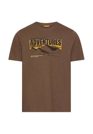 Bruin T-shirt met korte mouwen met gele en zwarte bergafbeelding en tekst "ADVENTURES camel active" aan de voorkant.