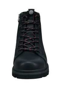 Botines negros hasta el tobillo con una parte superior de cuero texturizado, que presentan cordones acentuados en rojo, punta redonda y suela de goma con ranuras verticales.