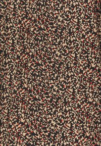 Monivärinen tekstiili, jossa on musta tausta ja pieniä beigejä ja punaisia abstrakteja kuvioita. Pehmeä textura, ja se näyttää kevyeltä.