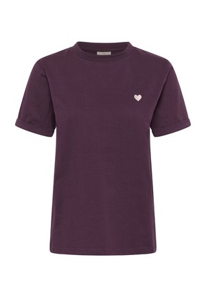 T-shirt violet foncé à manches courtes avec des revers roulés et un petit emblème en forme de cœur rose clair sur le côté gauche de la poitrine.