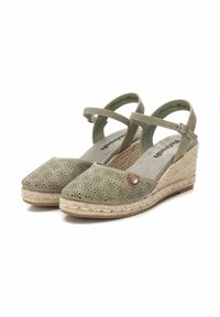 Sandali con zeppa in pelle verde perforata, con cinturino alla caviglia e fibbia, caratterizzati da un tacco avvolto in juta e da un accento decorativo circolare.