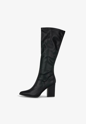 Botas negras hasta la rodilla hechas de material sintético suave, con punta afilada y tacón bloque alto y grueso, con un diseño elegante y ajustado.