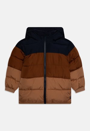 Doudoune pour enfants avec capuche et empiècement d'épaule bleu marine, partie centrale marron, et bas de couleur marron clair avec fermeture éclair à l'avant.