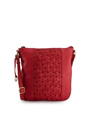 Rode leren crossbodytas met reliëf zeshoekig patroon aan de voorkant, verstelbare band en bovenste ritssluiting.
