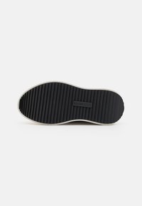 Steve Madden DOUBLETAKE - Tenisice - pink/black