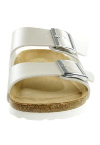 Sandalo in pelle bianca con due fibbie regolabili in argento, plantare in sughero, soletta texture e una spessa suola in gomma bianca.