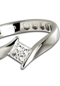 Anneau en argent au design courbé, avec un centre carré orné de plusieurs petits diamants ronds.